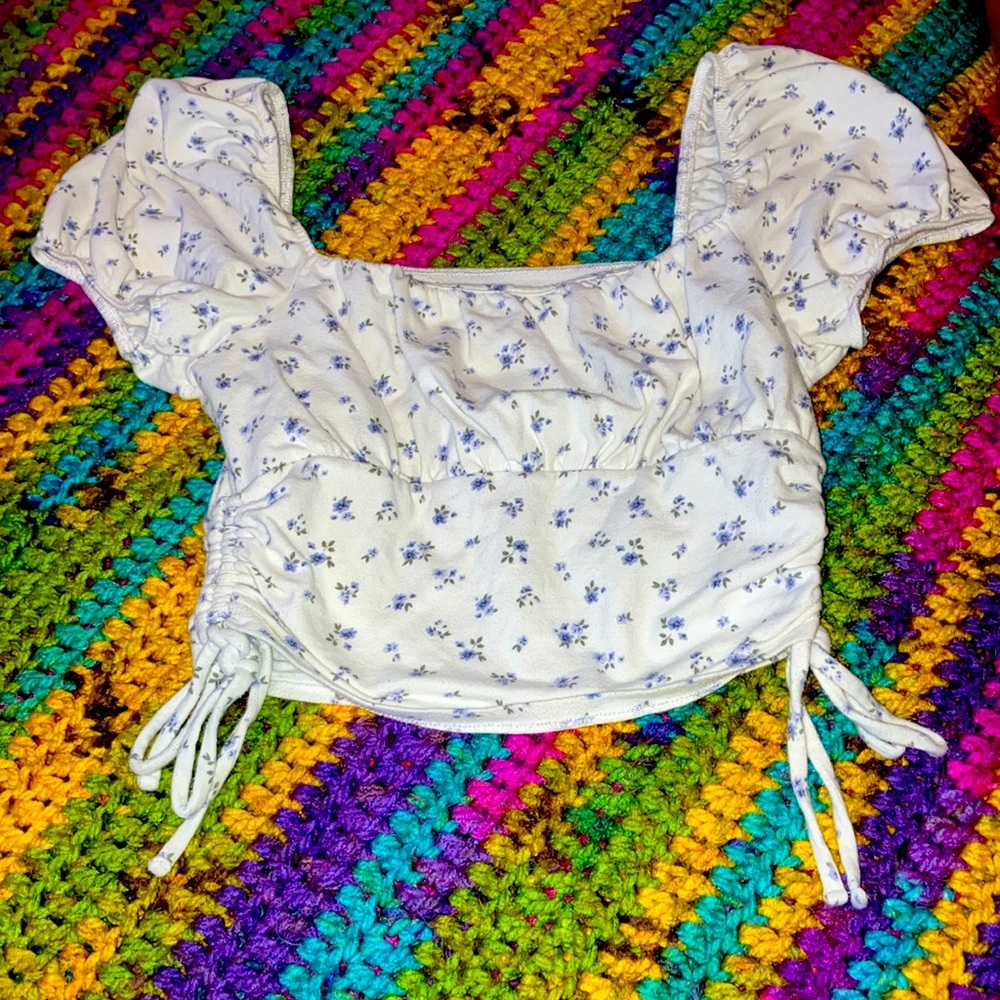 Hollister floral XS White Puff Sleeve Top EUC- like new